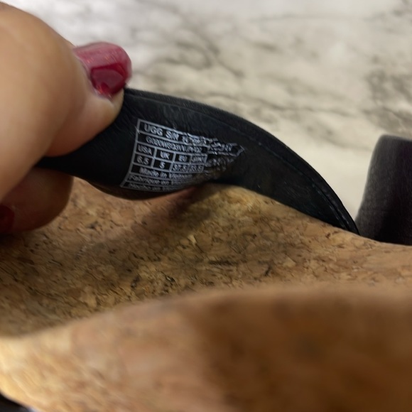 UGG Zoe 2 Wedge Sandals Women’s 6.5 Black Leather Wedge Tassel Zipper Back - Picture 9 of 12